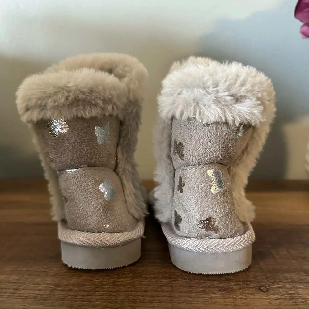 Olivia Miller Girl Gray Fur Lined Toddler Boots with Silver Butterflies. Size 5.